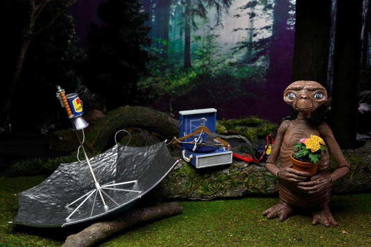 NECA E.T. The Extra-Terrestrial: (40th Anniversary Editon) Ultimate Deluxe E.T. - 7" Scale Action Figure