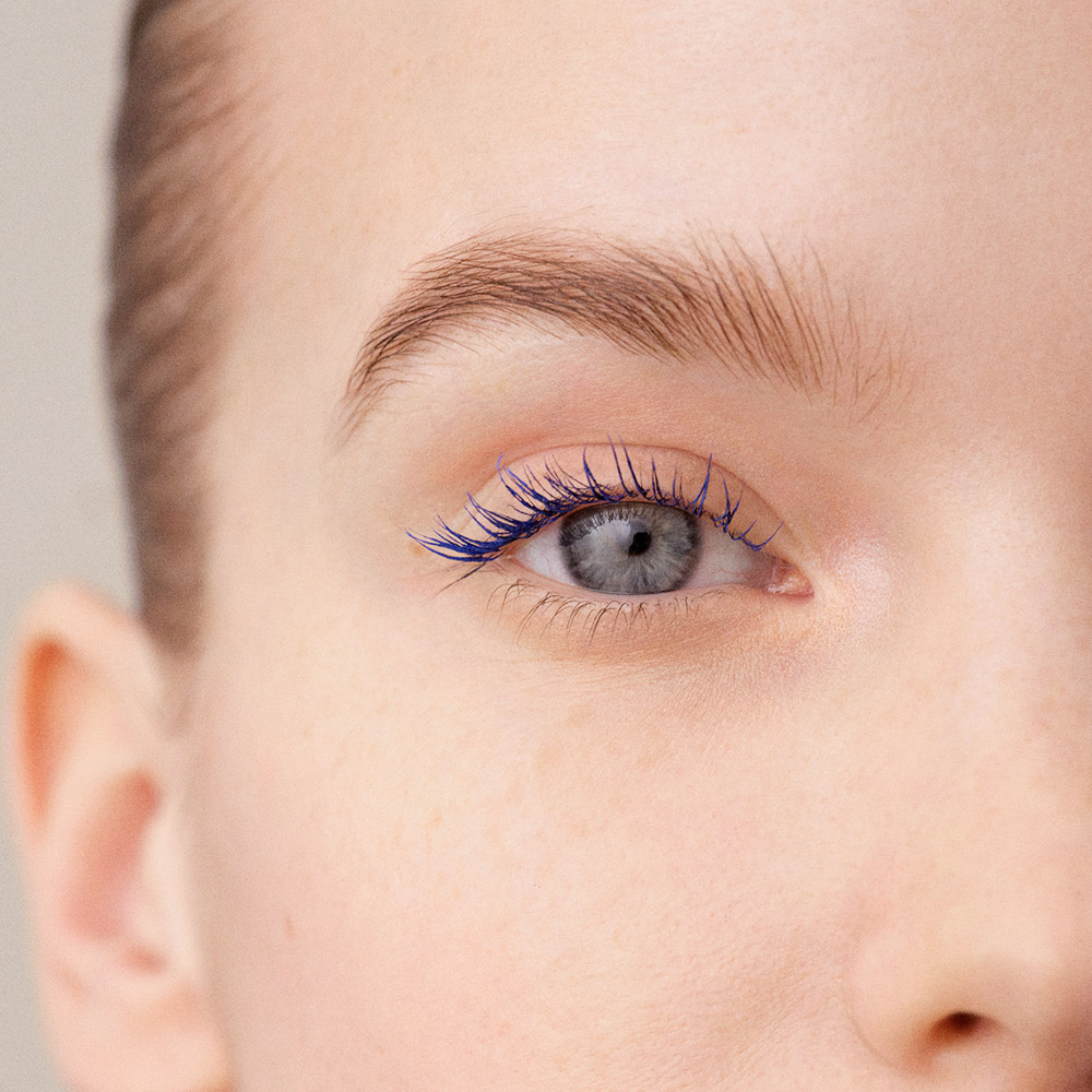 La Perla Volumising Mascara 103 Bright Blue - Swatches