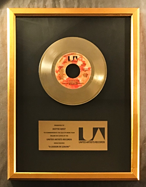 Dottie West A Lesson In Leavin' 45 Gold Non RIAA Record Award UA Records
Dottie West A Lesson In Leavin' 45 Gold Non RIAA Record Award UA Records