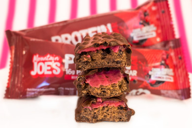 Mountain Joe's Protein Crunch Bar - Dark Choc Raspberry at The Protein Pick & Mix UK
