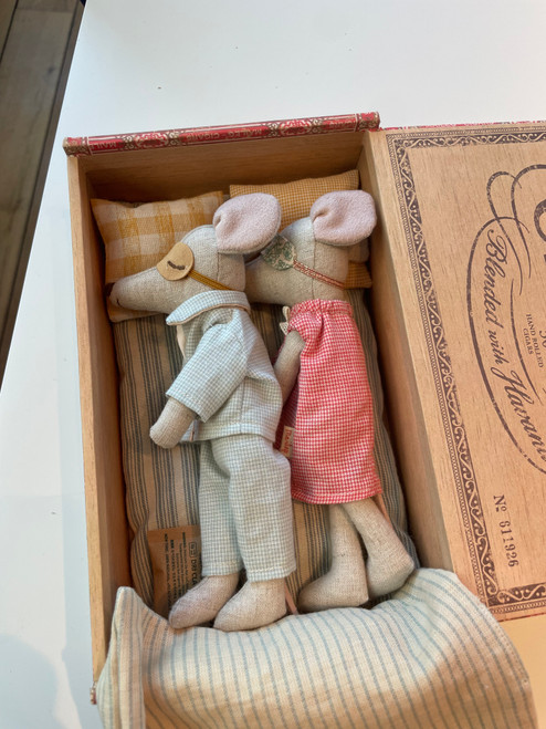 Mamma och pappa mus m pyjamas i cigarrlåda