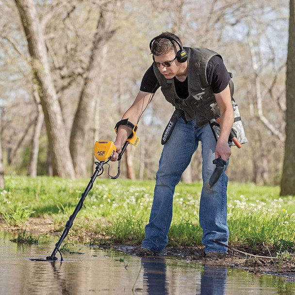 GARRETT Ace 200 Metal Detector with Waterproof Search Coil and Treasure Sound Headphone (1141070+1612500)