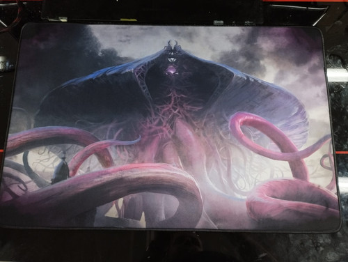 Playmat Emrakul, the Promised End (60x40cm con bordes cosidos)