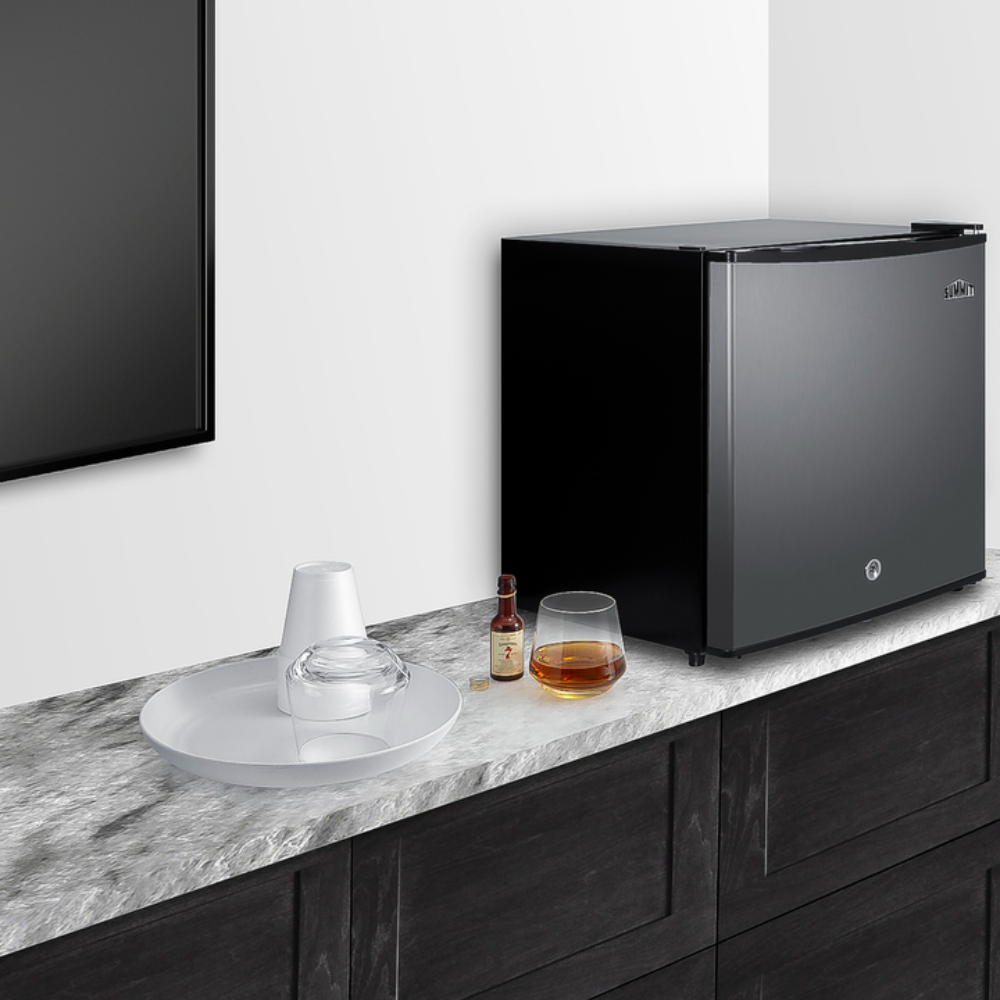 Mini refrigerator ミニ冷蔵庫 Quiet Operation Mini Fridge | Summit Compact Minibar