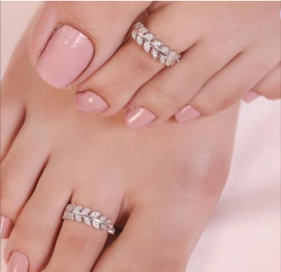 luxury silver plated american diamond toe rings for women