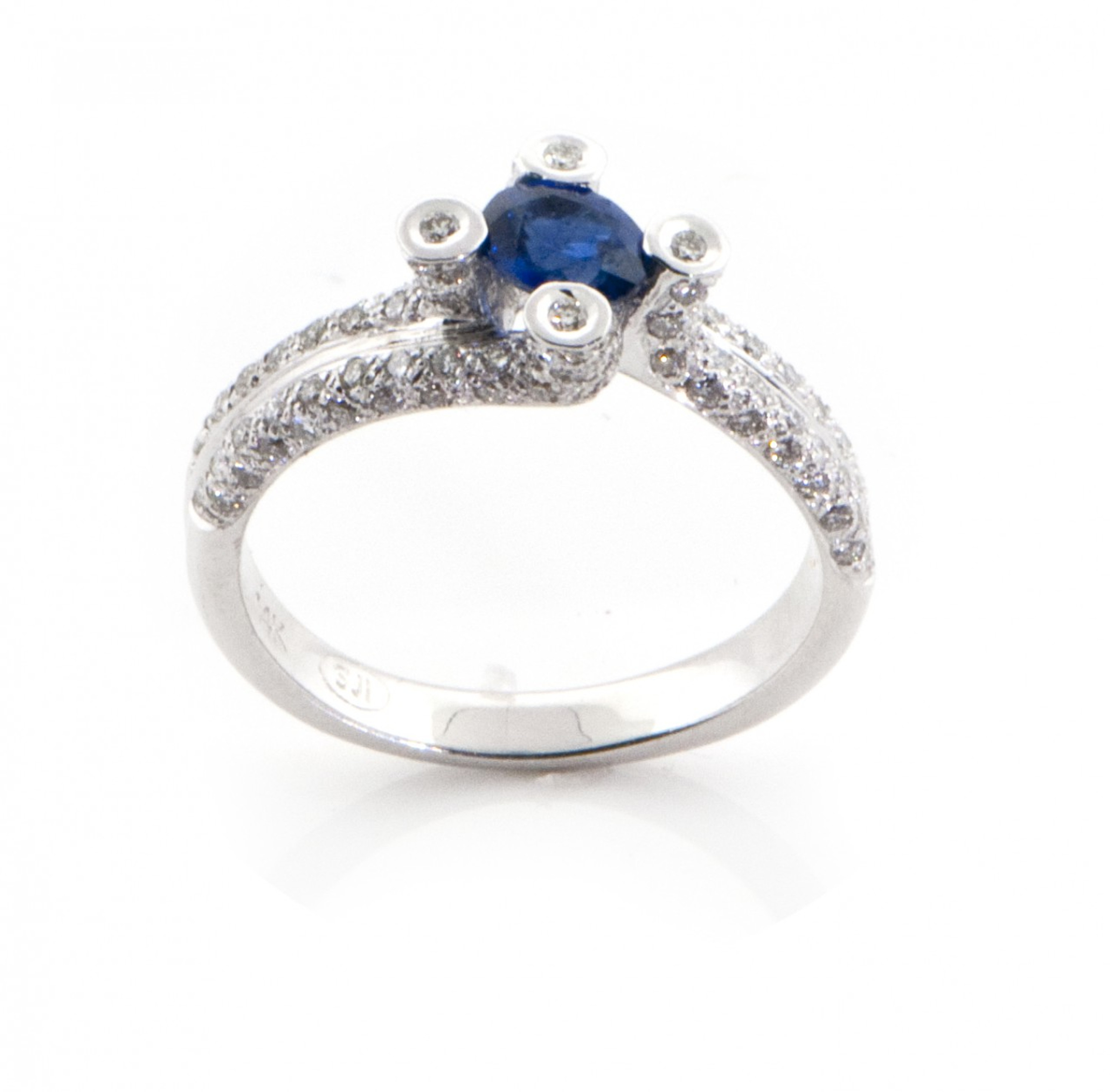 White Gold 0.50ct Dark Blue Sapphire Ring with diamond White Gold 0.50ct Dark Blue Sapphire Ring with diamond