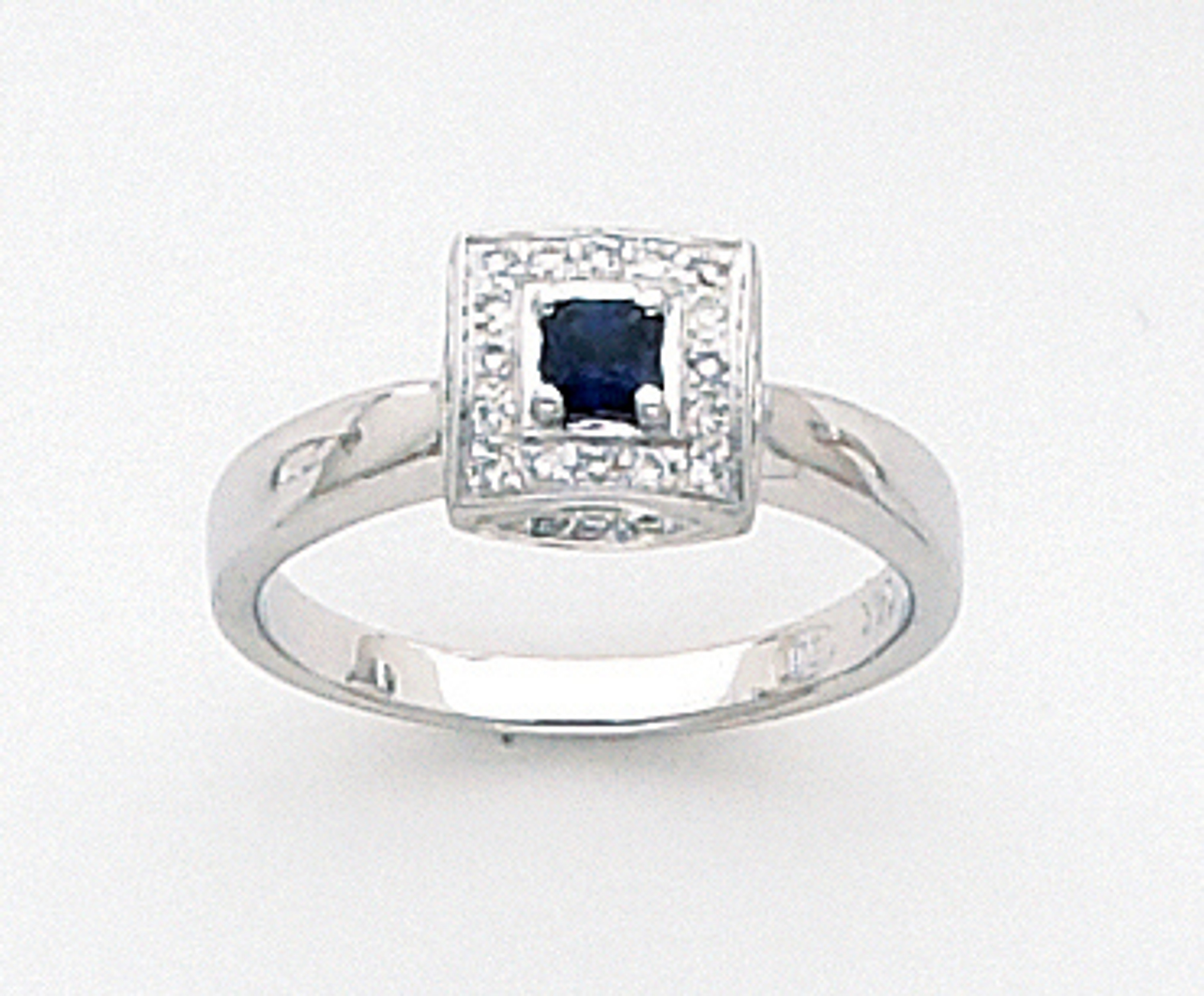 White Gold 0.43 Ct Sapphire Ring Surround It By 0.04 C White Gold 0.43 Ct Sapphire Ring Surround It By 0.04 C