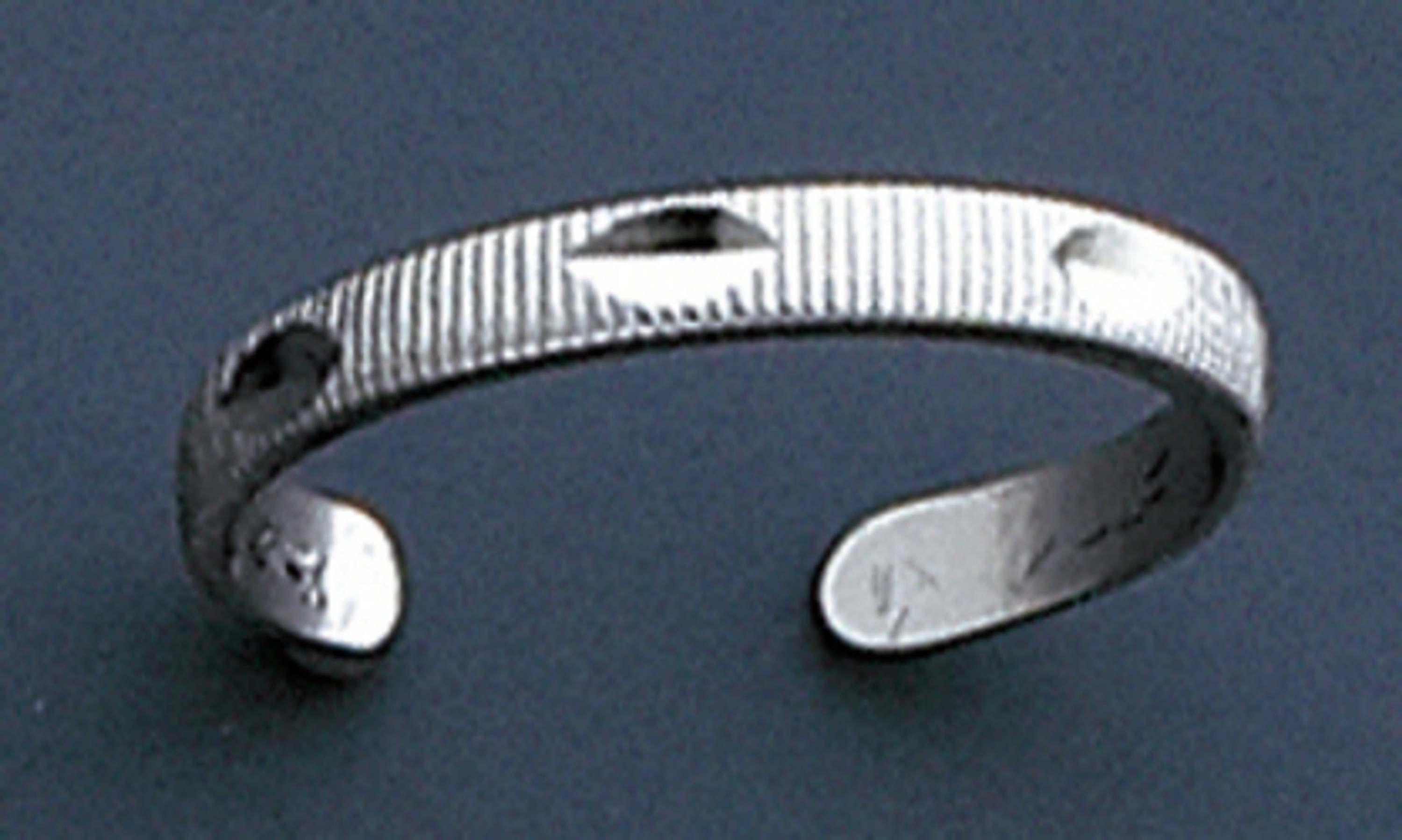 14k White Gold Diamond Cut Toe Ring 14k White Gold Diamond Cut Toe Ring