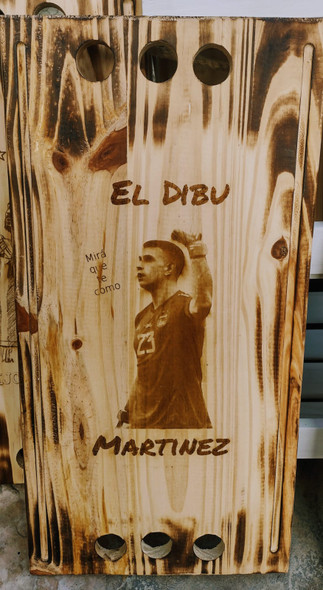 TABLA DE MADERA DIBU MARTINEZ PERSONALIZADA