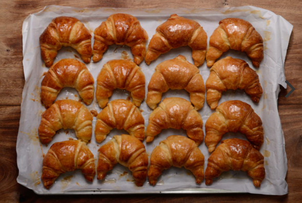 Medialunas de Manteca Congeladas Traditional Sweet Butter Croissants Fresh & Unbaked Croissant from Argentina 0.50 g C/U (24 units)