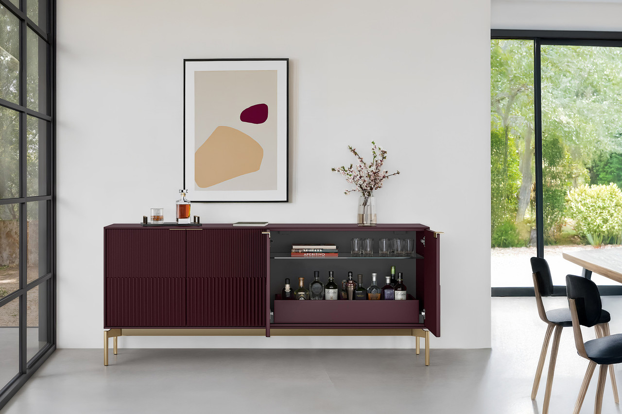 MERLOT/BRASS - Shown here with the Merlot case and Brass base