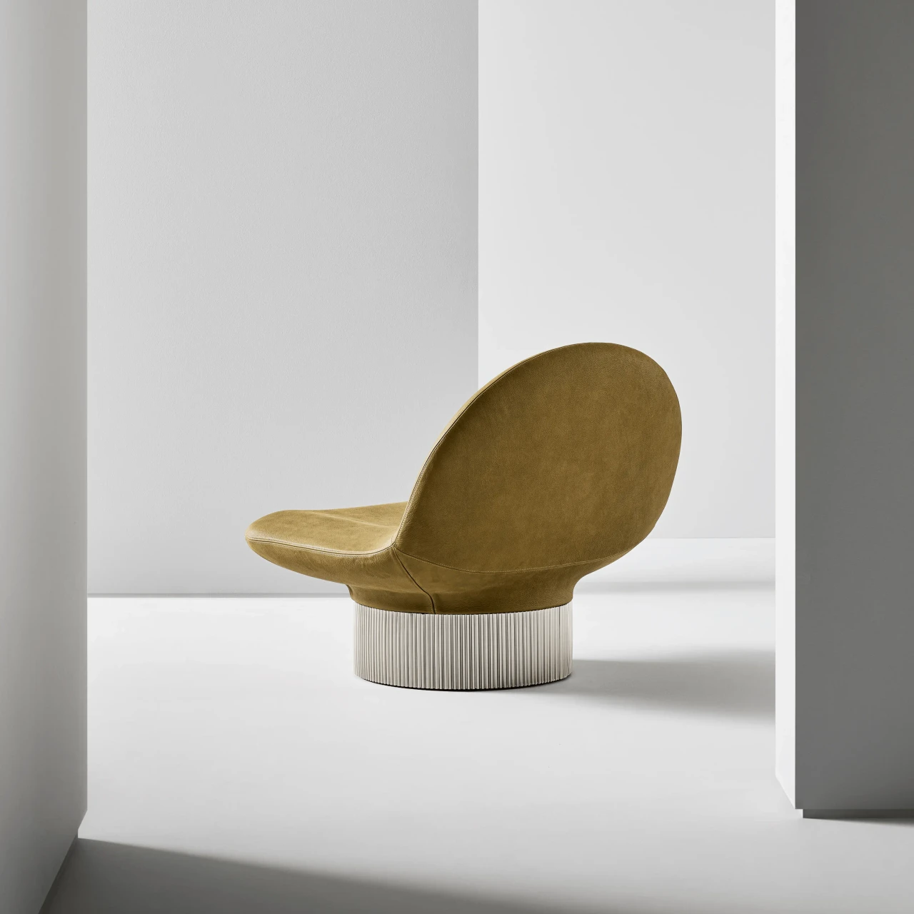 Amour Swivel Chair