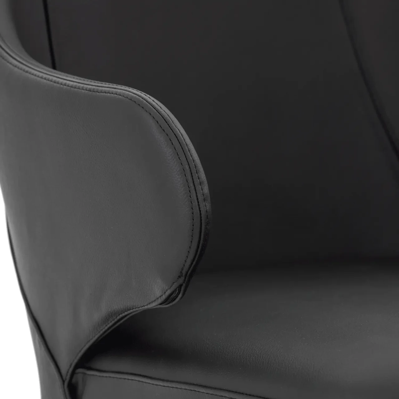 NERO || Closeup - Cattelan Wanda Arm Chair in Nero Soft Leather, close-up side view of the curved armrest and seat.