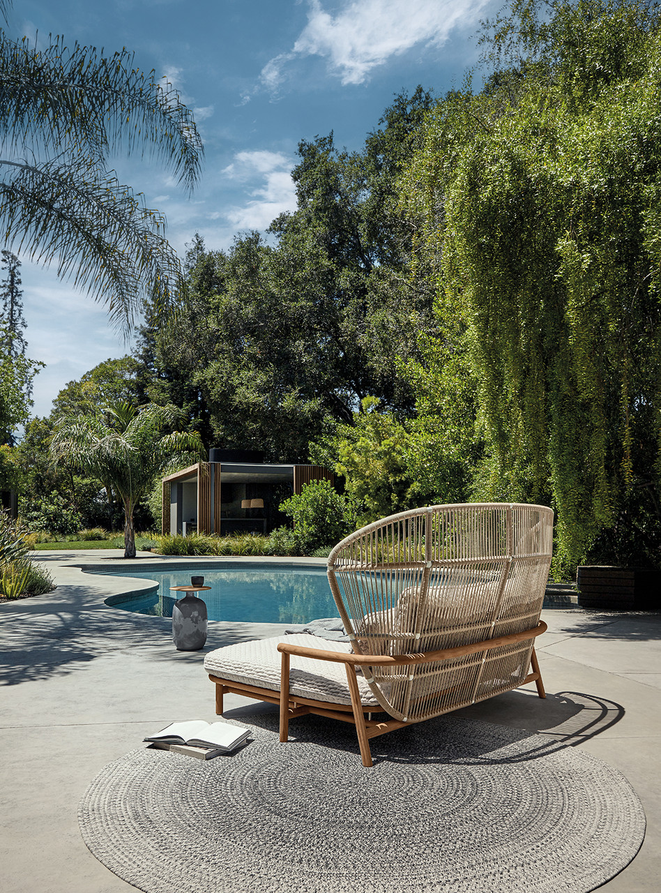 METEOR/RAVEN || WHITE/DUNE - Image courtesy of Gloster Furniture, Inc