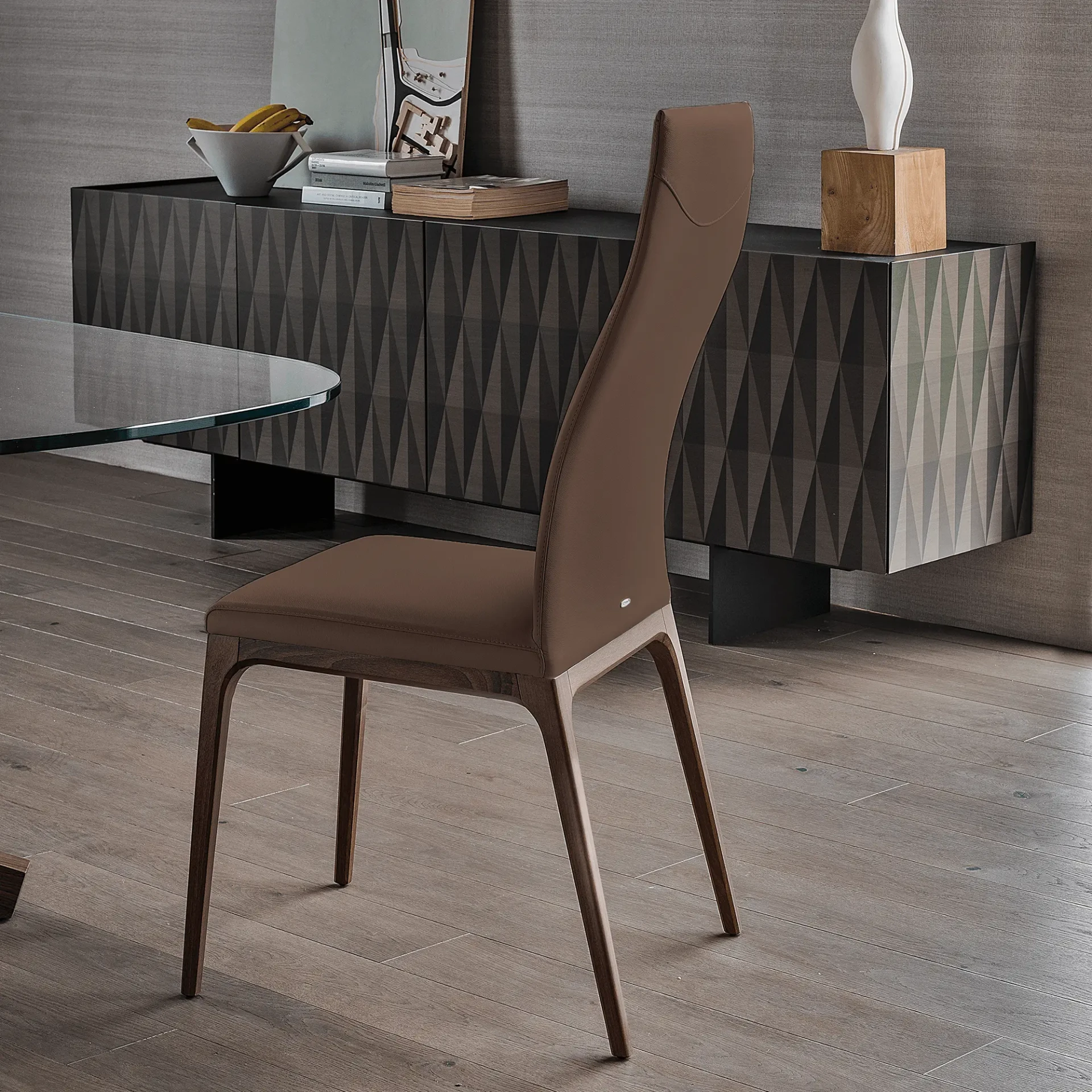 TABACCO || WENGHE - Cattelan Arcadia High Back Chair in Tabacco Soft Leather 988 and Wenghe Stained Beech, side view in dining room setting.