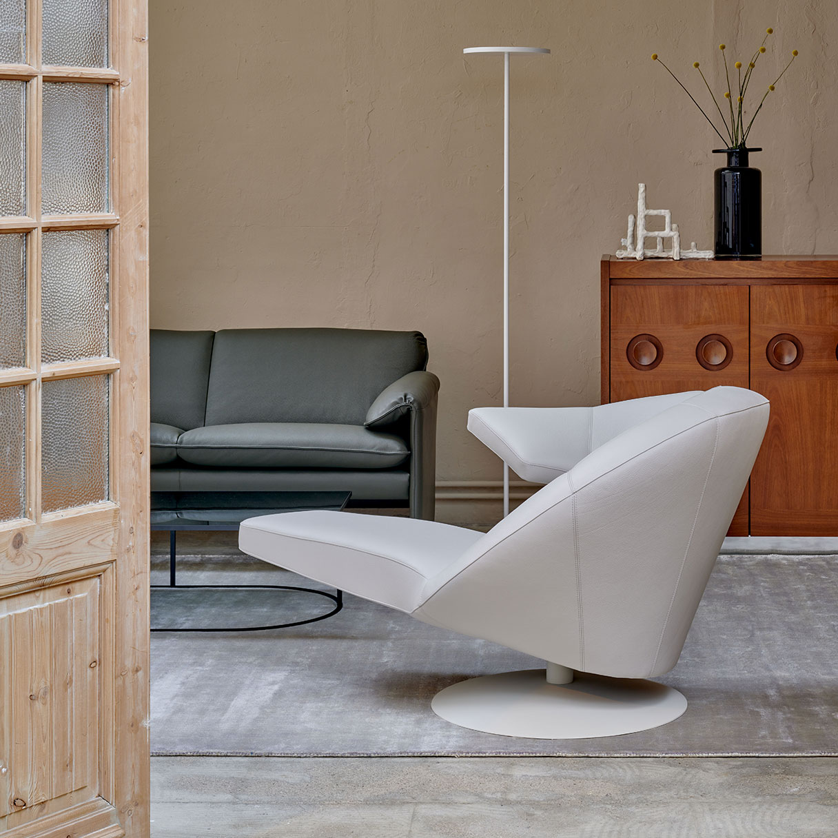 Leolux Parabolical Swivel Chair