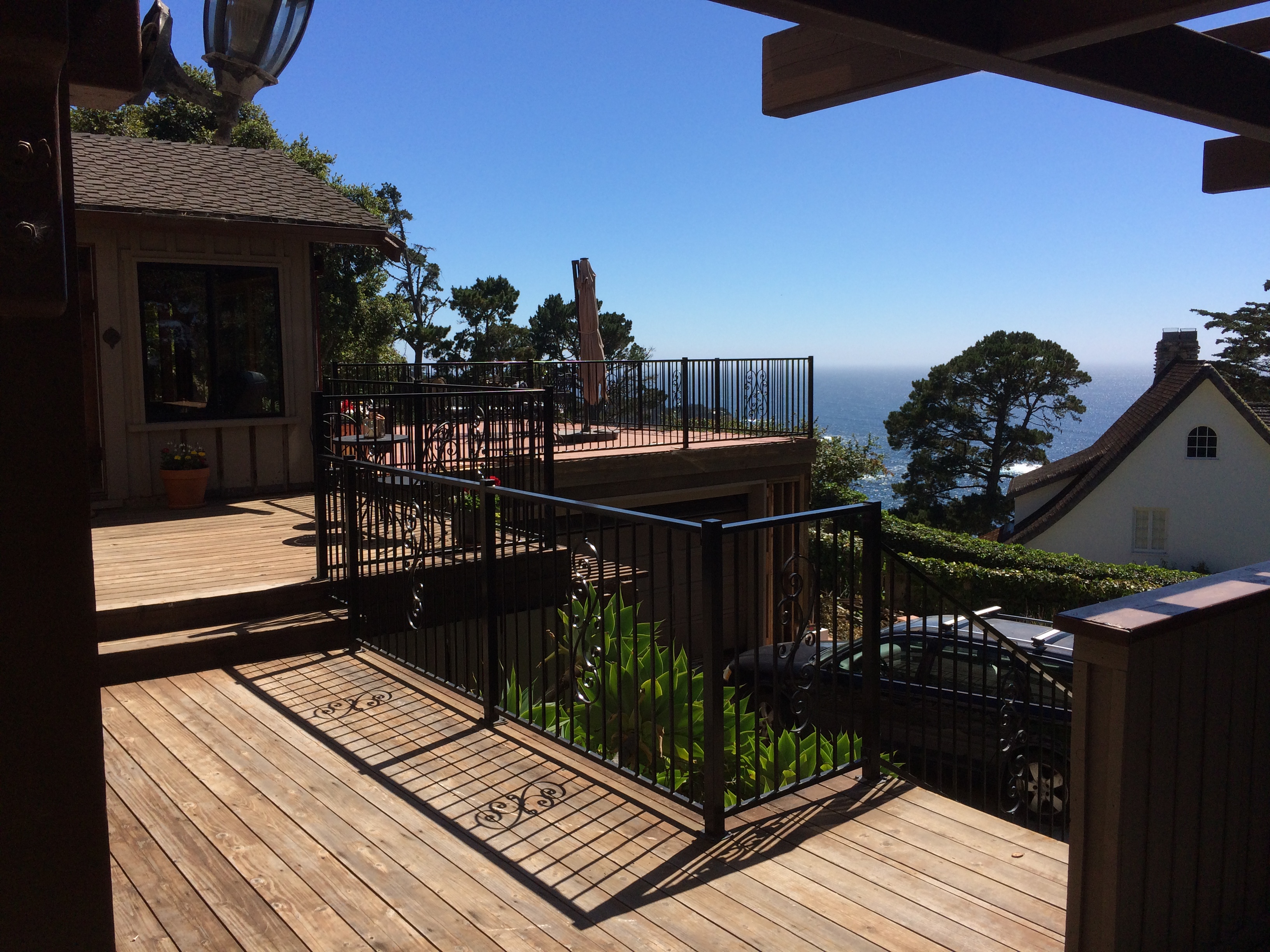 railing-plain-picket-with-victorian-scroll-on-beach.jpg