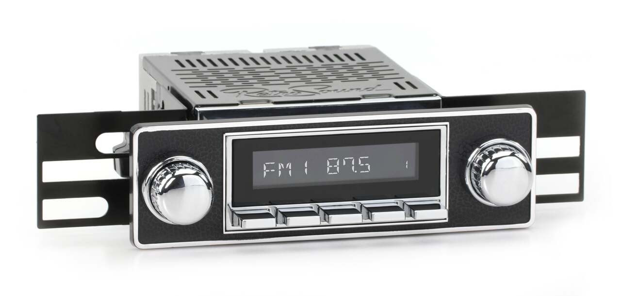 RetroSound 1975-1977 Alfa Romeo Alfetta RetroRadio - view 4