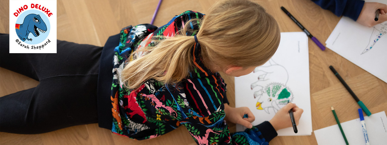 Color the dinosaurs!