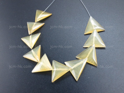 18mm Amber Horn Triangular Beads 10pcs. [z2085]