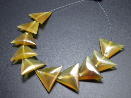 18mm Amber Horn Triangular Beads 10pcs [z2090]