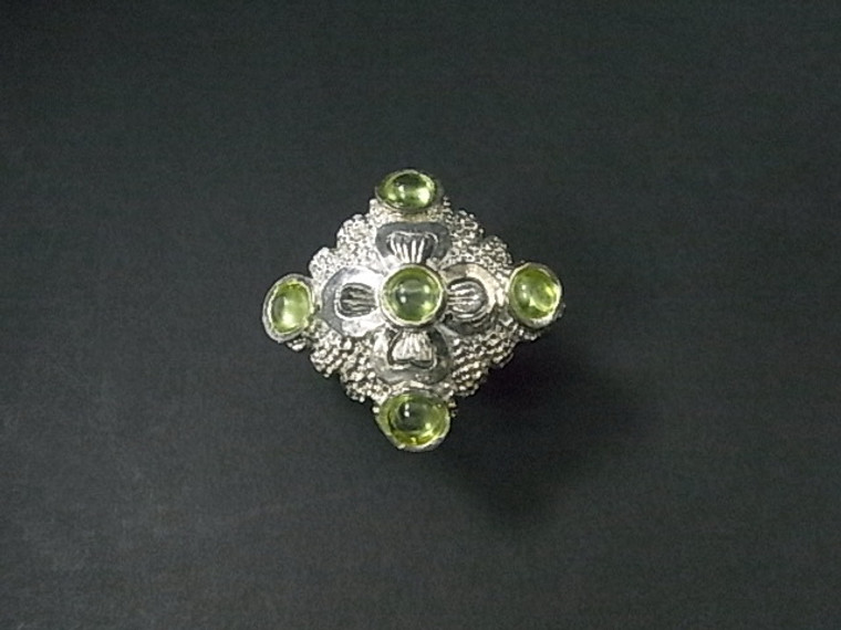 925 Sterling Silver 25x28mm Peridot Open Clasp [e1475]