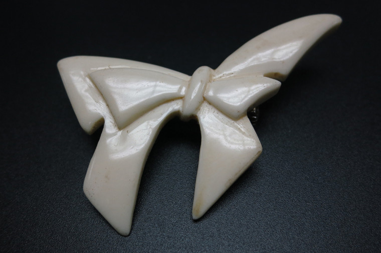 58x48mm Buffalo Bone Butterfly Brooch [z5354]