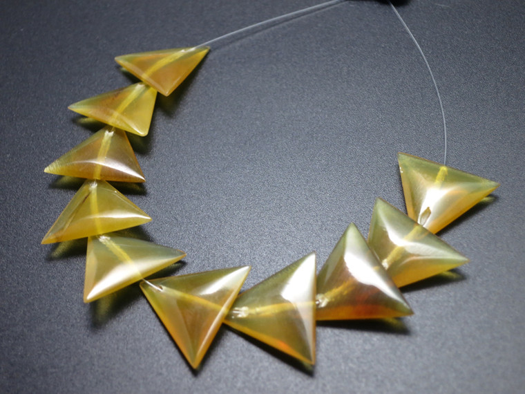 18mm Amber Horn Triangular Beads 10pcs [z2090]