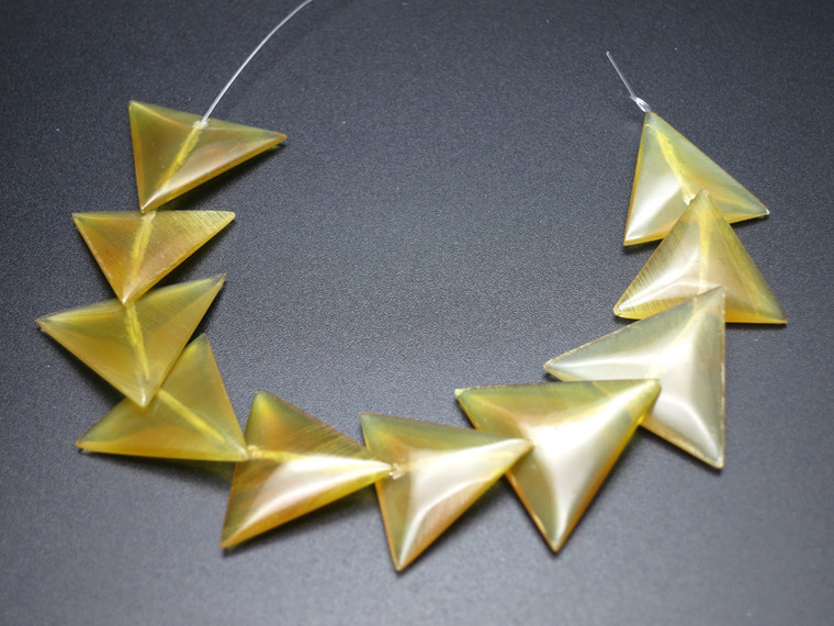 20mm Amber Horn Triangular Beads 10pcs. [z2087]