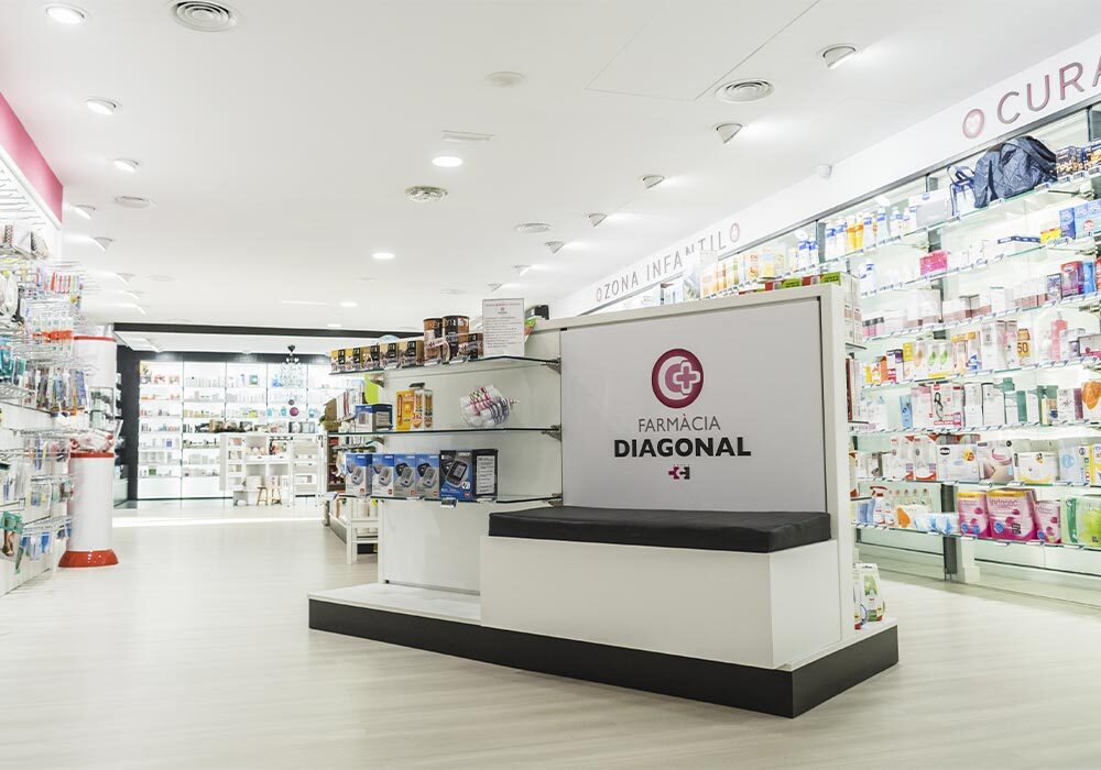 Interior de la Farmacia Diagonal, en Castelldefels, Barcelona