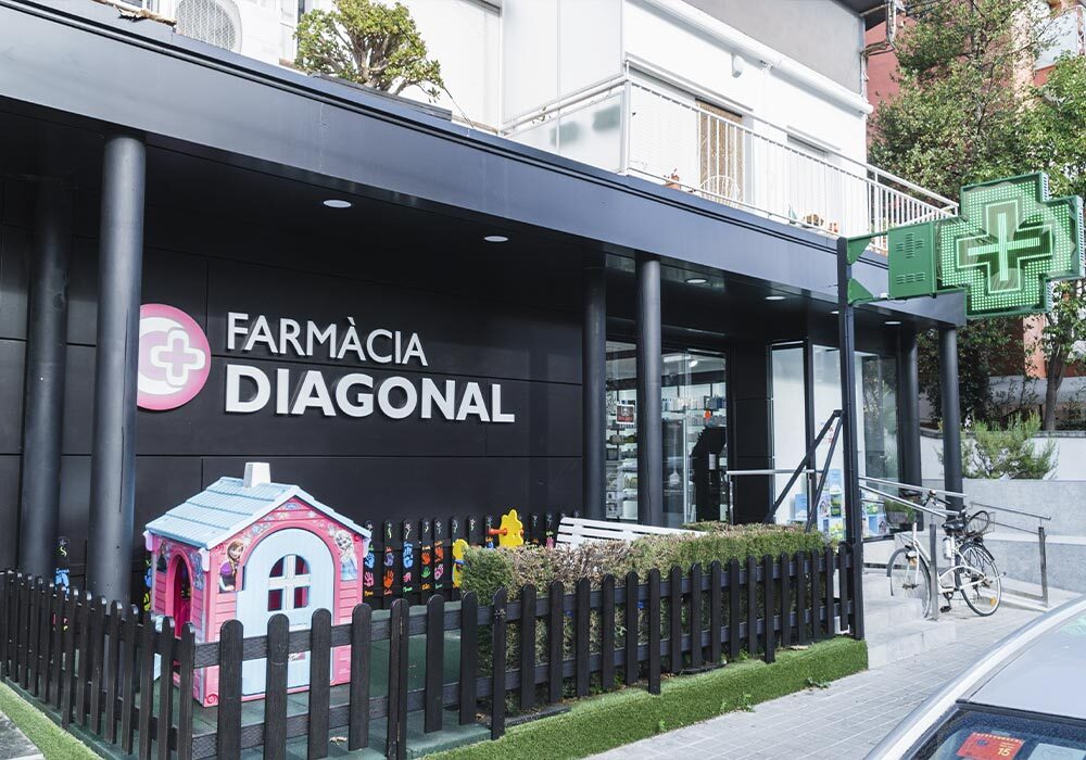 Exterior de la Farmacia Diagonal, en Castelldefels, Barcelona