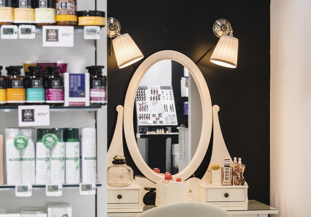 Rincón de dermocosmética en Farmacia Diagonal, en Castelldefels, Barcelona