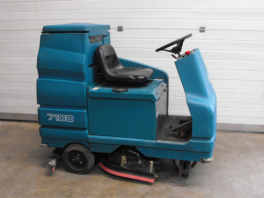 Tennant 7100 28D - Side
