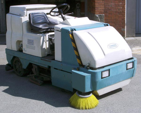 Tennant 8010 Combo Scrubber Sweeper