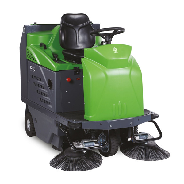 IPC Eagle riding floor sweeper