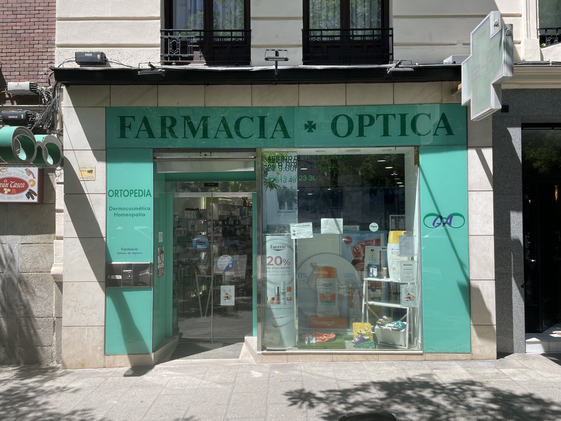 Fachada de la Farmacia GA, en Madrid