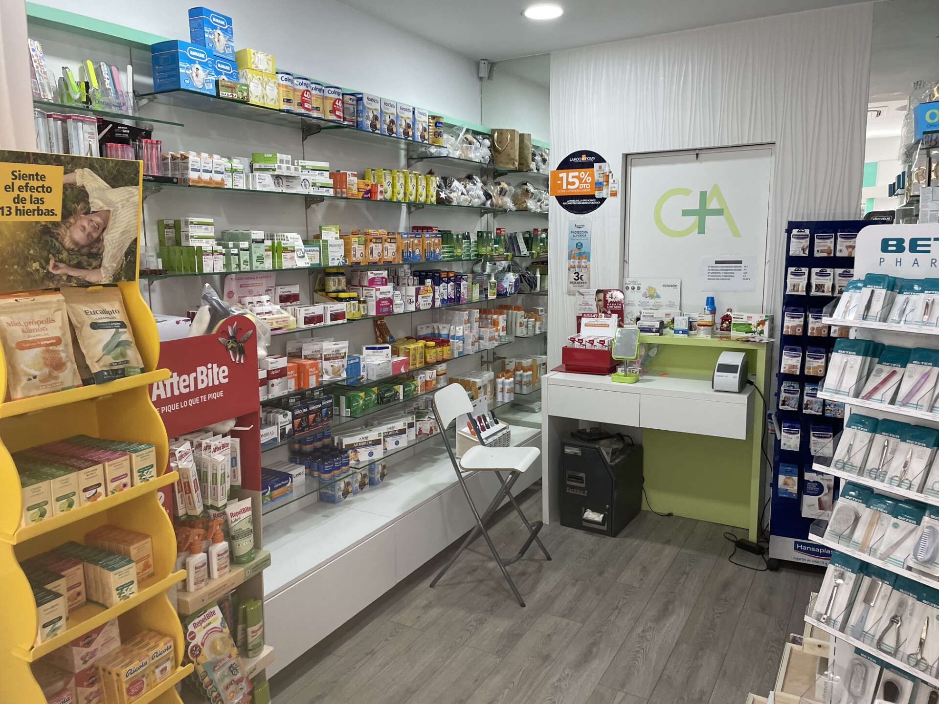 Interior de la Farmacia GA, en Madrid