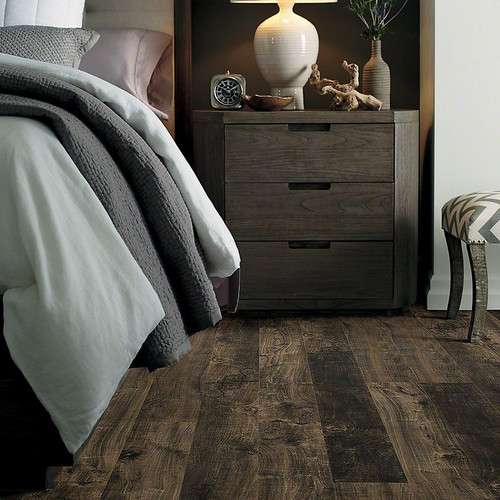 Shaw Kings Cove - Iconic Brown - 12mm - 5.43" x 50.79" Click Together Laminate with Free Underlayment 07026 room