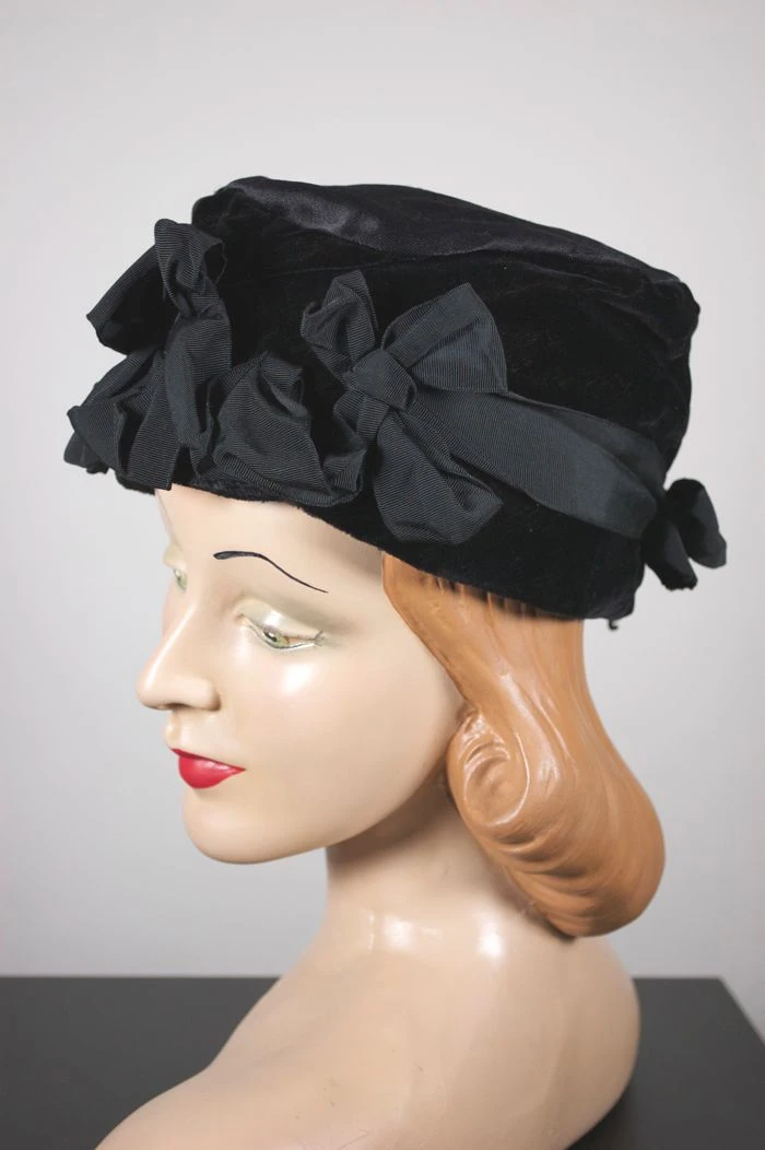 Late 1920s-early 1930s cloche hat black velvet bows trim size 23 display picture 2