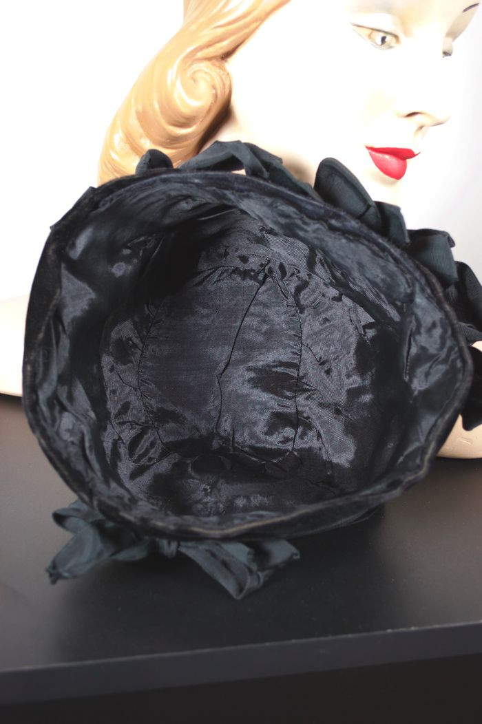 Late 1920s-early 1930s cloche hat black velvet bows trim size 23