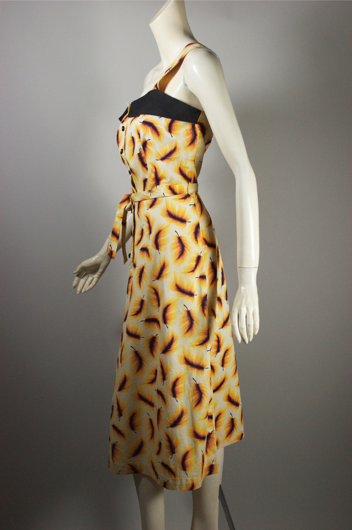 Gold feathers novelty print cotton 1950s sundress M-L 33 waist Gold feathers novelty print cotton 1950s sundress M-L 33 waist