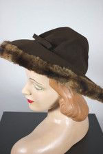 Late 1930s 1940s hat brown felt fur trim wide brim peaked crown