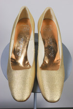 mid 1960s party shoes cocktail eveningwear pumps gold metallic square toes 2-inch heels size 8N