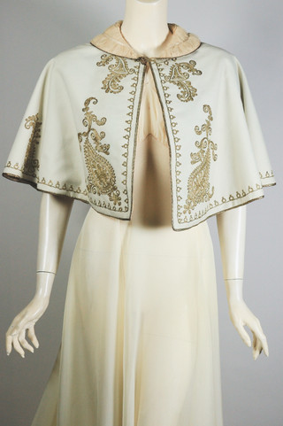 Gilded Age 1890s Victorian short cape capelet size XS-S ivory wool gold metallic couched embroidered paisley trim