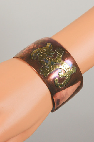 1950s 1960s wide copper cuff bracelet Mexico mixed metals applied brass lizard with abalone shell inlay