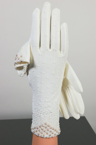 1960s vintage gloves off-white ivory beaded pearls bridal wedding size 6.5 XS S