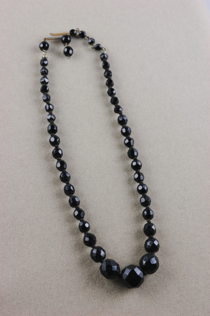 Faceted black glass beads choker 1950s goth glamour vintage necklace