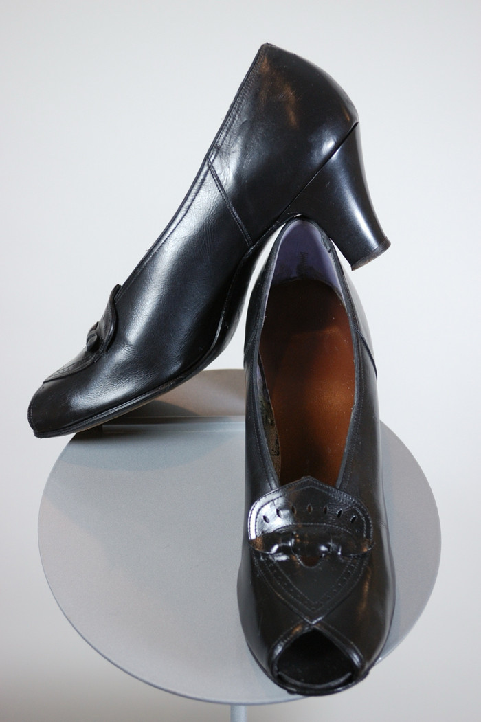 Chunky heeled 1940s 1950s womens shoes black leather peeptoe pumps size 8 8.5 narrow