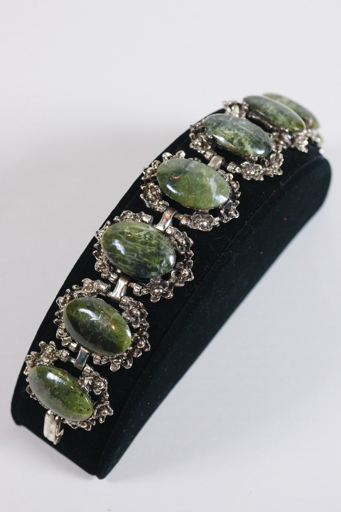 vintage costume jewlery 1950s 60s link bracelet green agate cabochons silver metal floral settings Hollywood