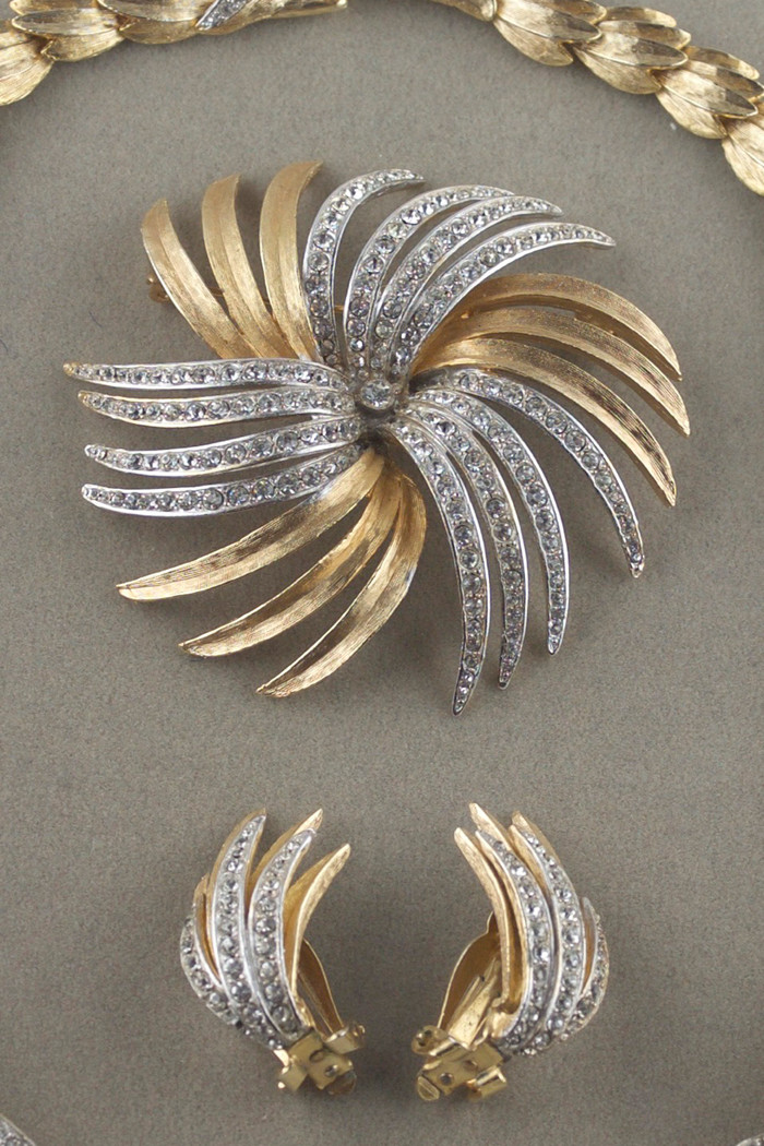 1960s chunky goldtone rhinestones round flower brooch earrings